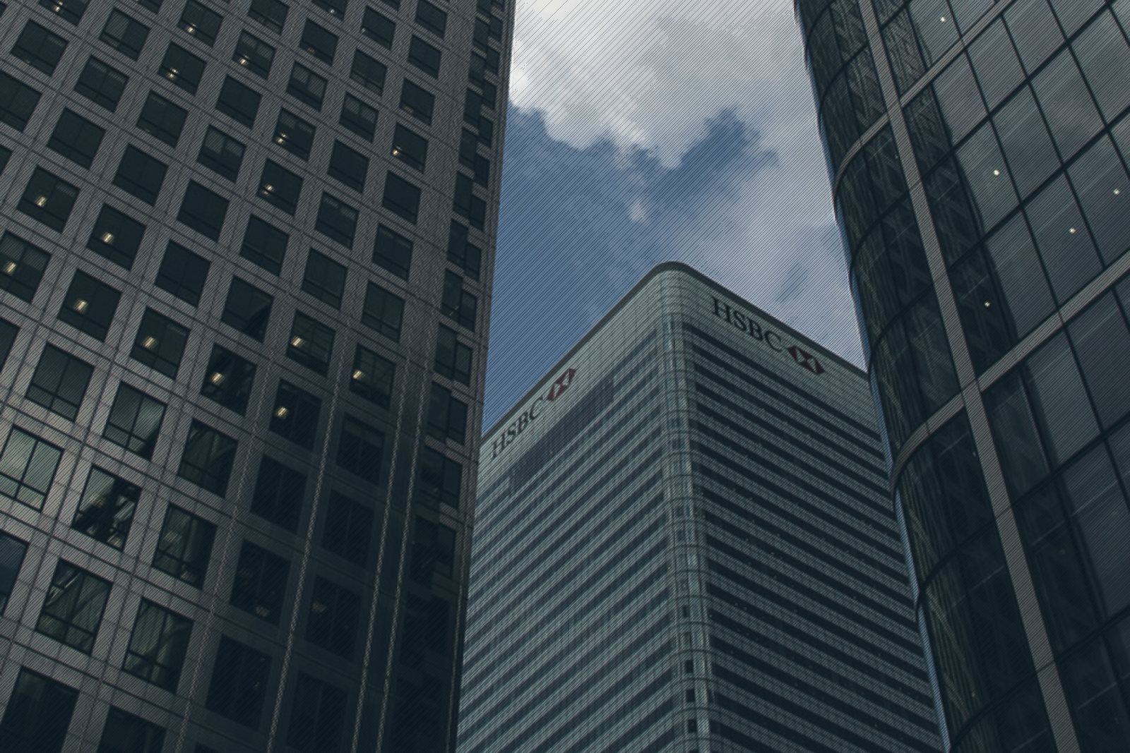 The HSBC tower at 8 Canada Square, seen between other towers at Canary Wharf